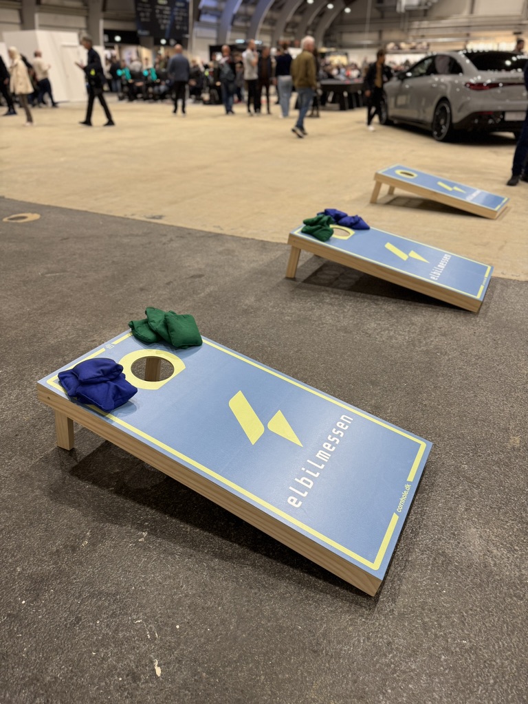 Beursbezoekers die cornhole spelen